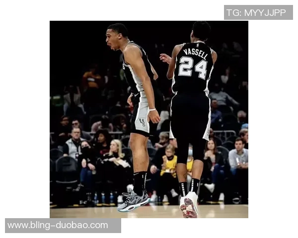 莫布里穿着签名鞋与华子对抗兄弟情深从小一起打AUU 莫布里穿着签名鞋与华子对抗兄弟情深从小一起打AUU